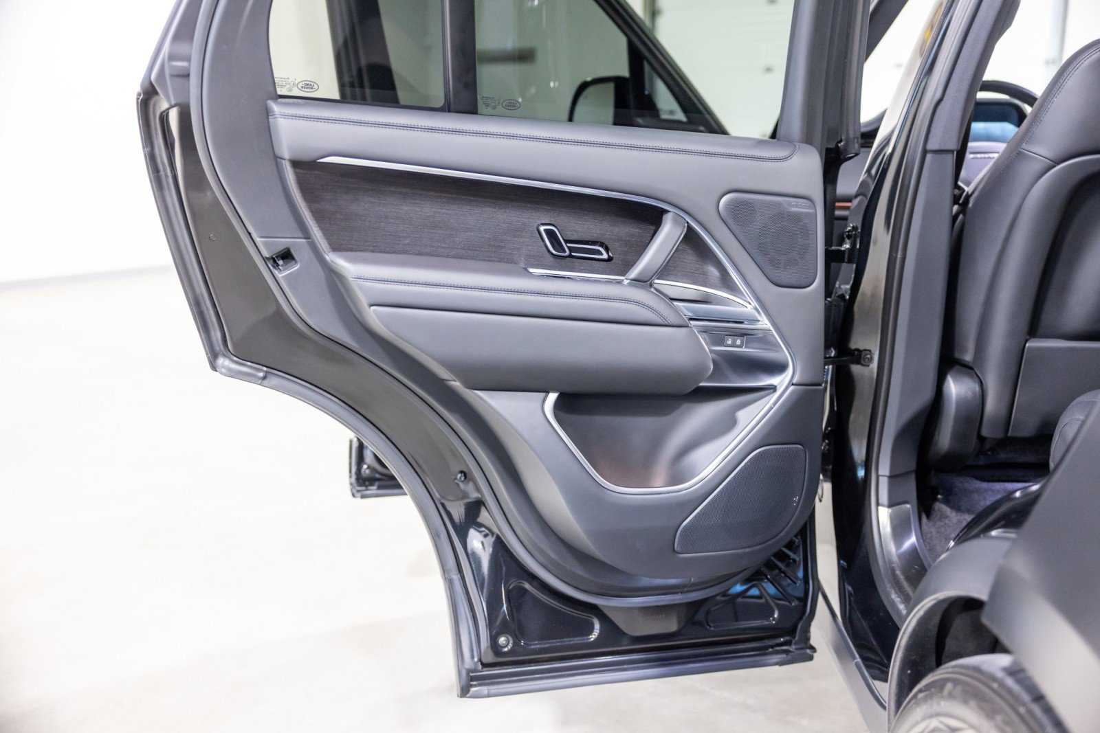 Used 2023 Land Rover Range Rover SE image 28