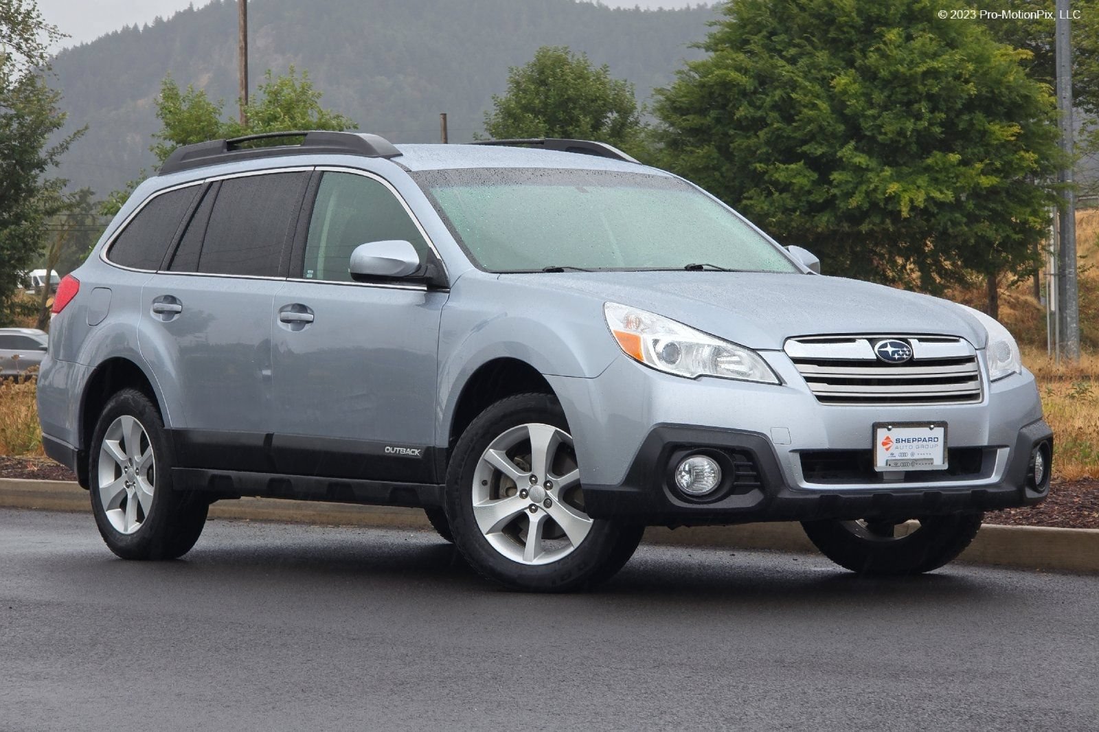 Used 2013 Subaru Outback 2.5i Premium AWD/4WD image 1
