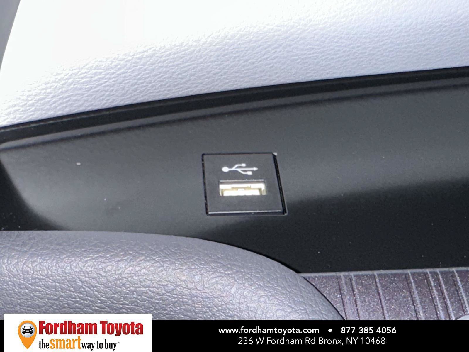 Used 2025 Toyota Sienna LE FWD image 30