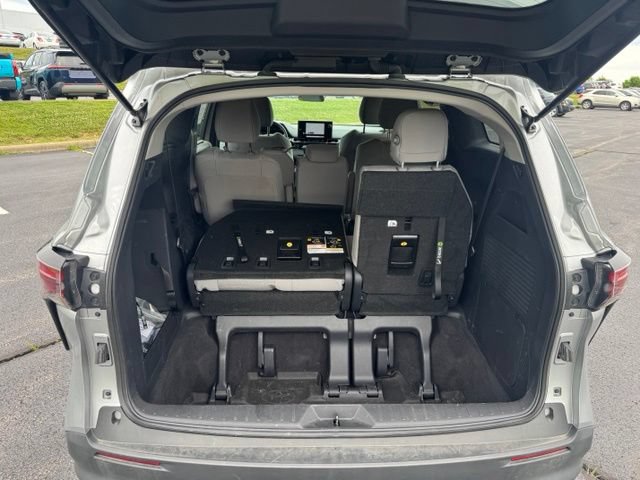 Used 2025 Toyota Sienna LE AWD/4WD image 10