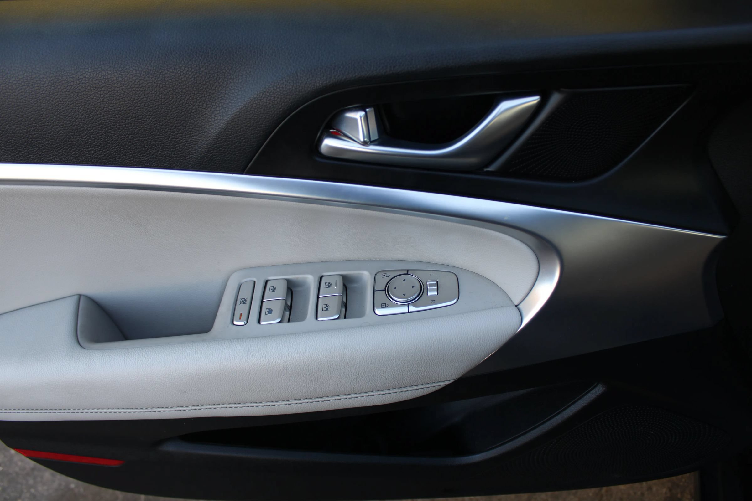 Used 2022 Genesis G70 2.0T RWD image 7