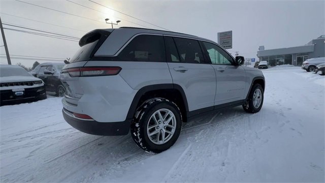 Used 2023 Jeep Grand Cherokee Laredo image 8