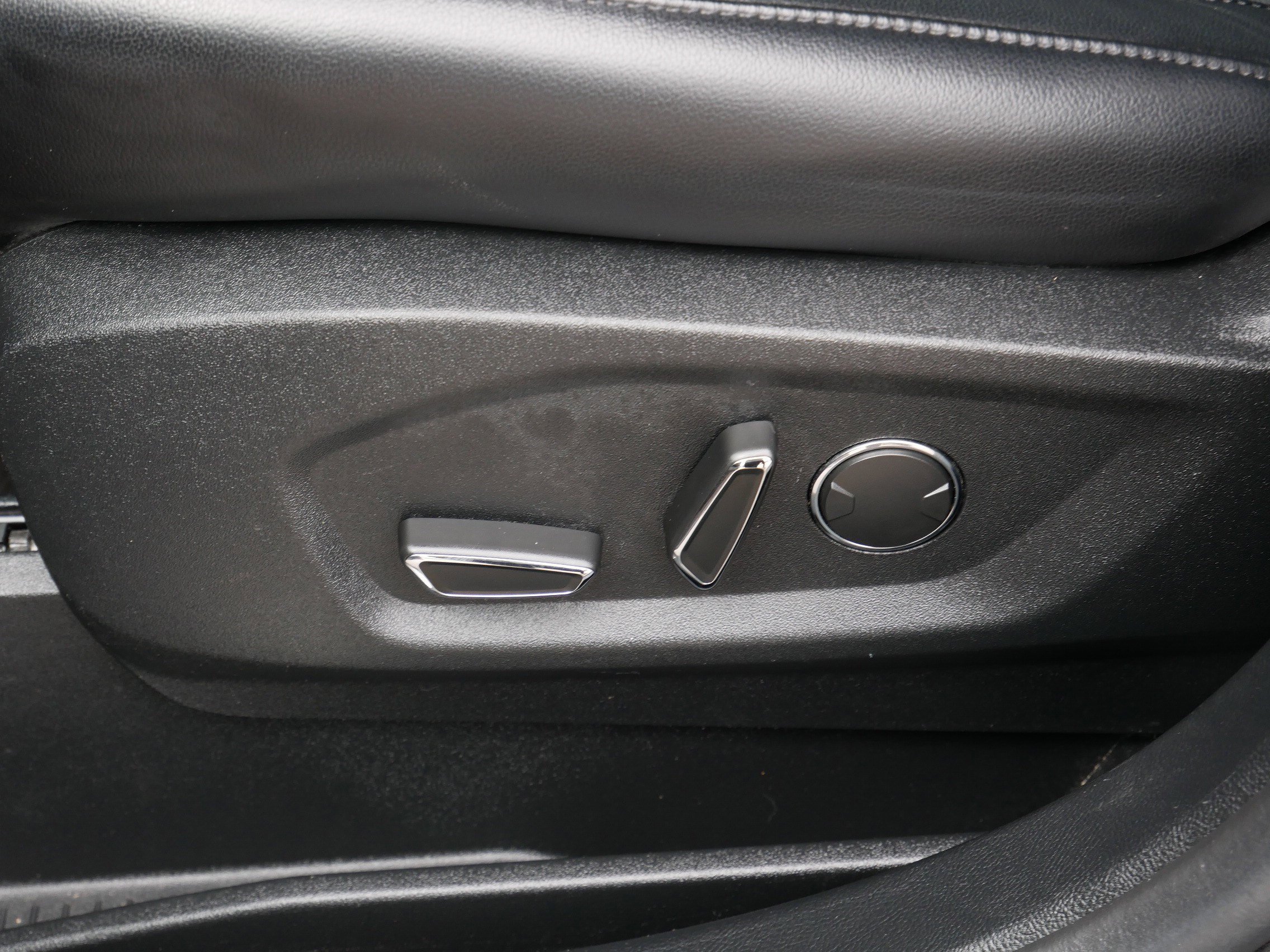 Used 2019 Ford Edge Titanium FWD image 19