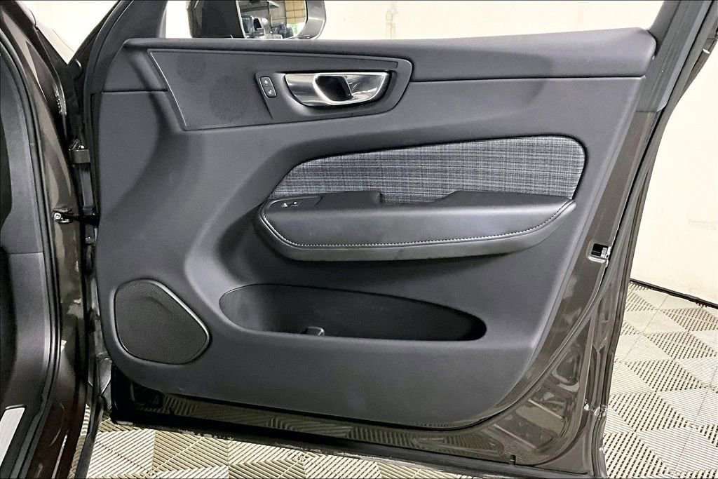 Used 2022 Volvo XC60 B5 Momentum image 24