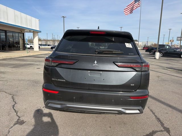 Used 2025 Mitsubishi Outlander SE image 4
