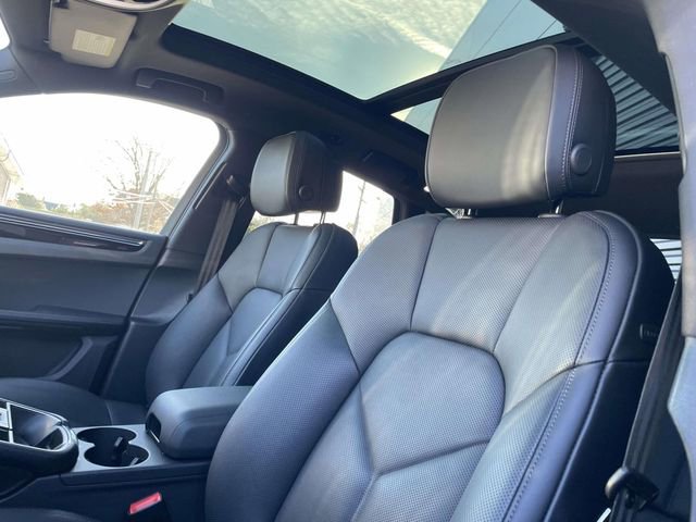 Certified 2025 Porsche Macan AWD/4WD image 6