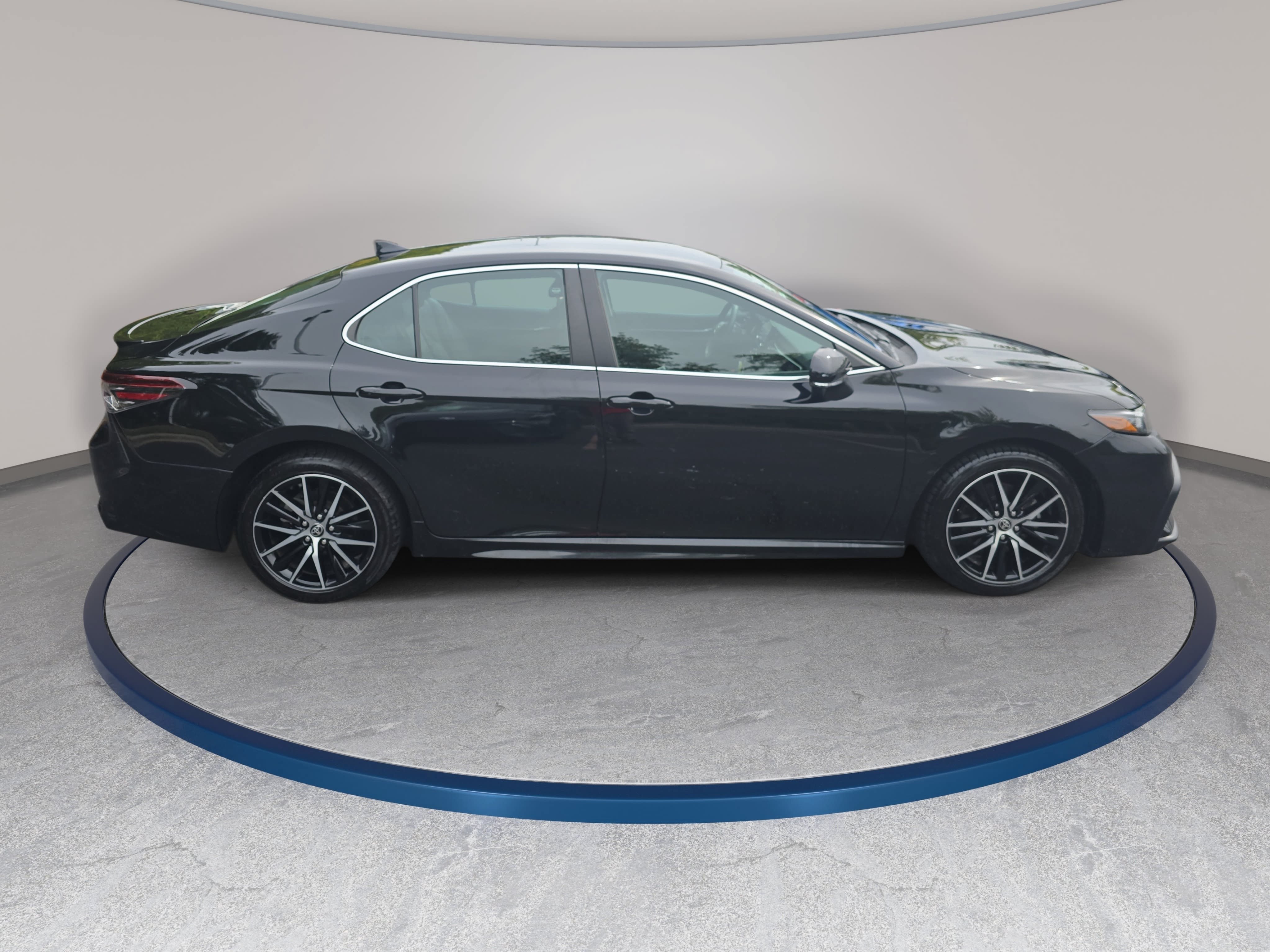 Used 2023 Toyota Camry SE FWD image 4