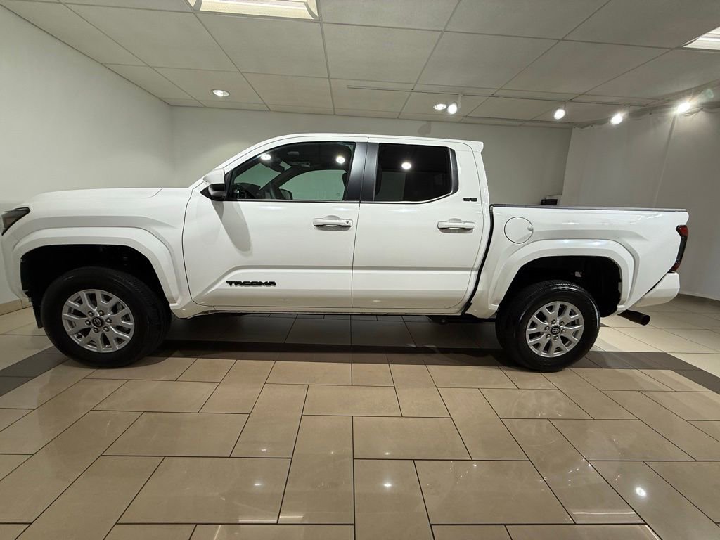 Certified 2025 Toyota Tacoma SR5 AWD/4WD image 2