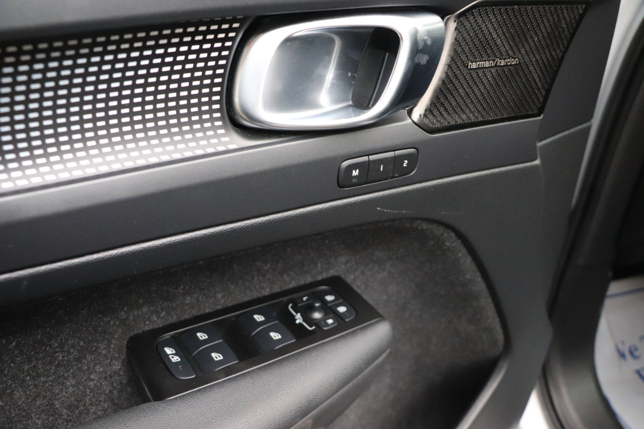 Used 2021 Volvo XC40 T5 R-Design w/ Advanced Package image 12