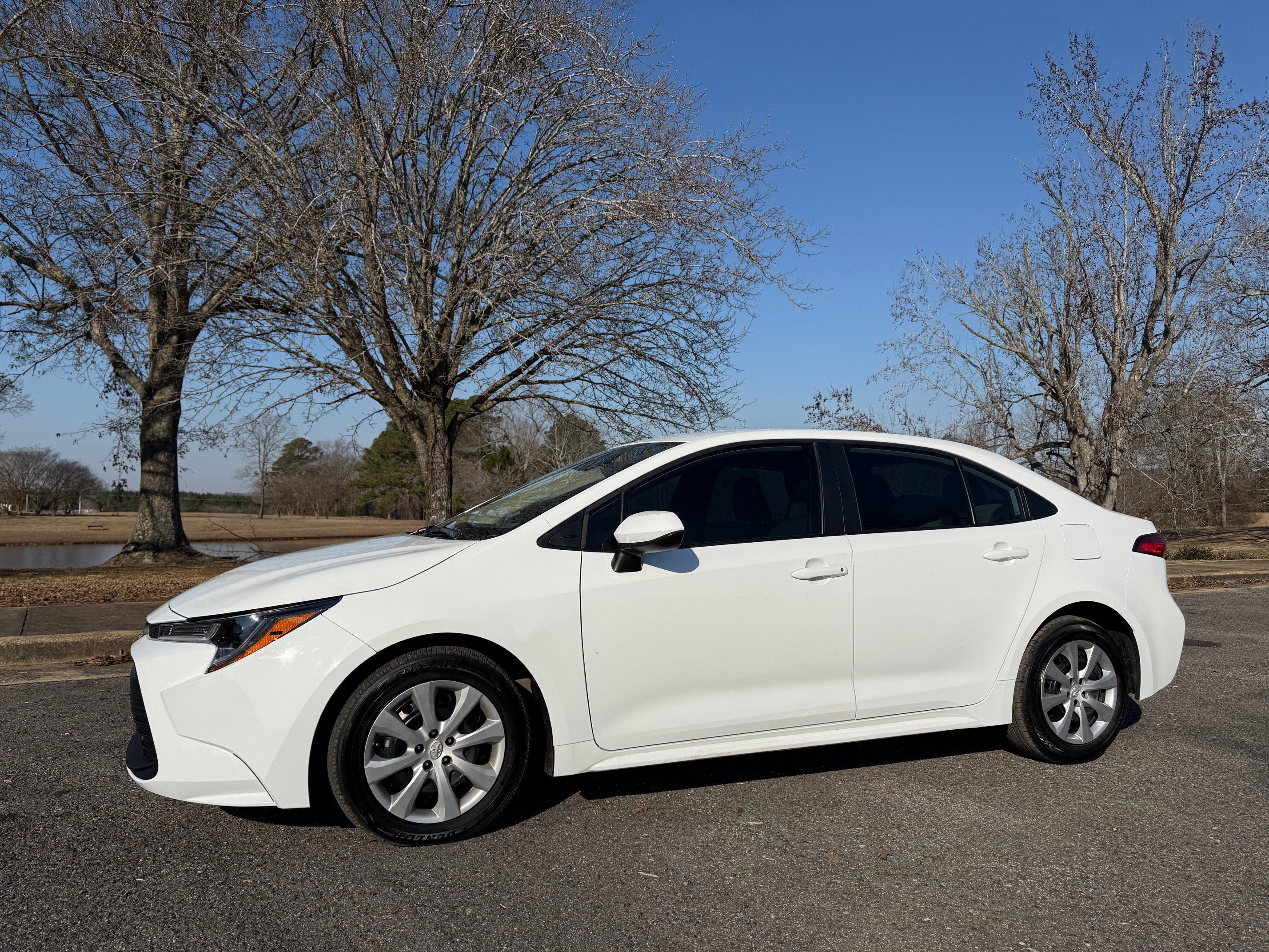 Used 2025 Toyota Corolla LE w/ Convenience Package FWD image 1