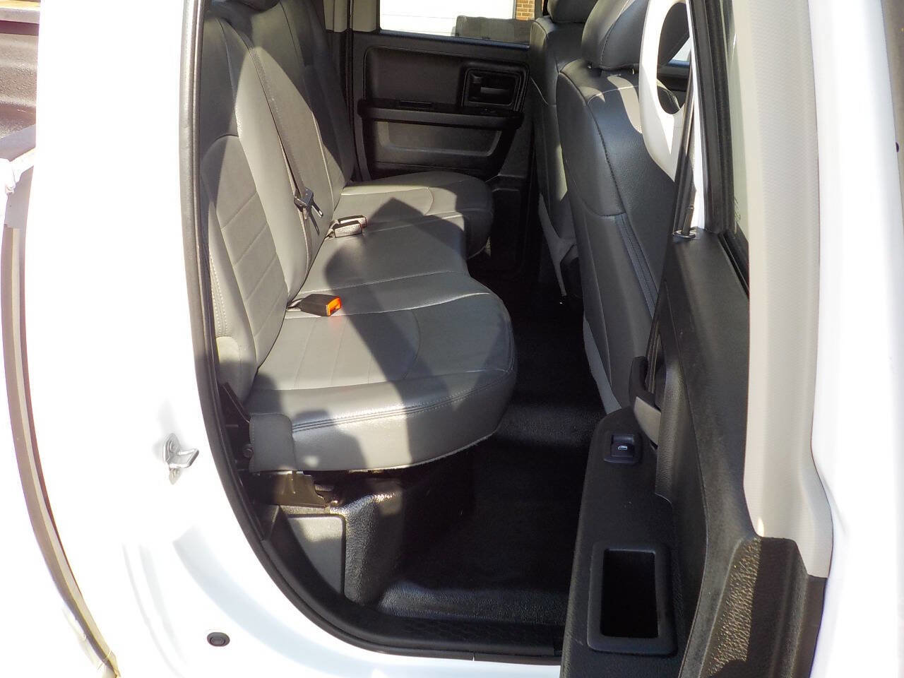 Used 2019 RAM 1500 Tradesman w/ Chrome Appearance Group RWD image 23