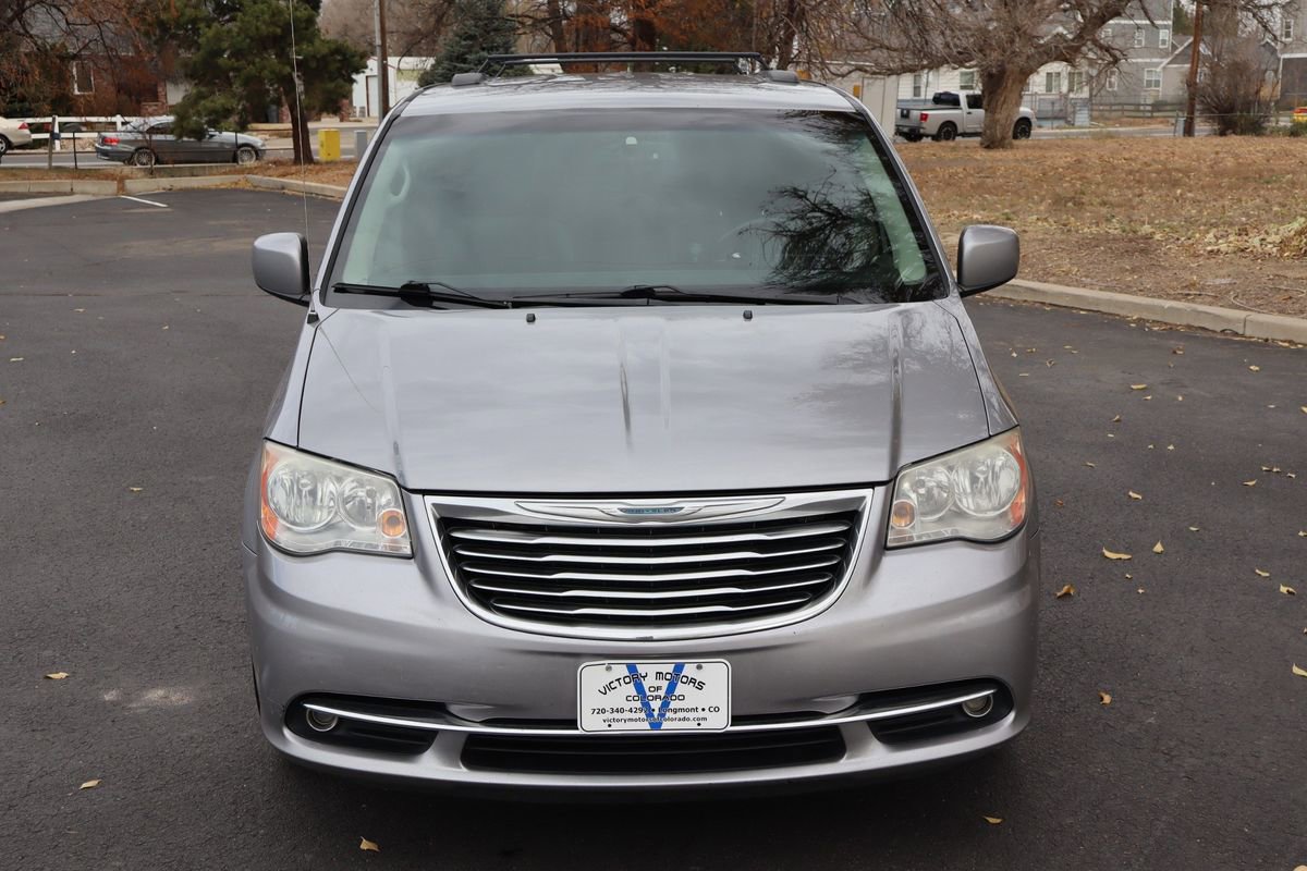 Used 2013 Chrysler Town & Country Touring image 12