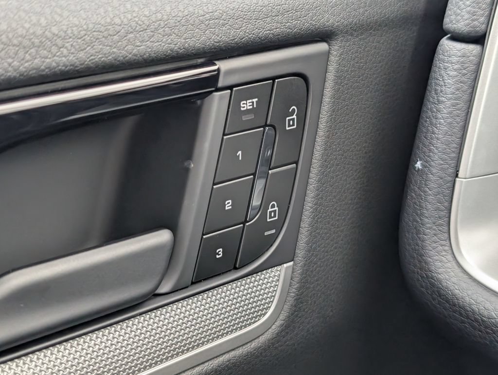 Certified 2025 Porsche Cayenne Coupe AWD/4WD image 28