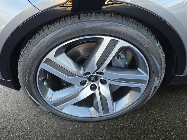 New 2026 Land Rover Discovery Limited Edition image 19