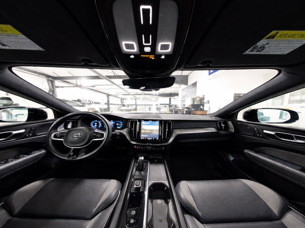 Used 2022 Volvo XC60 B5 R-Design AWD/4WD image 12