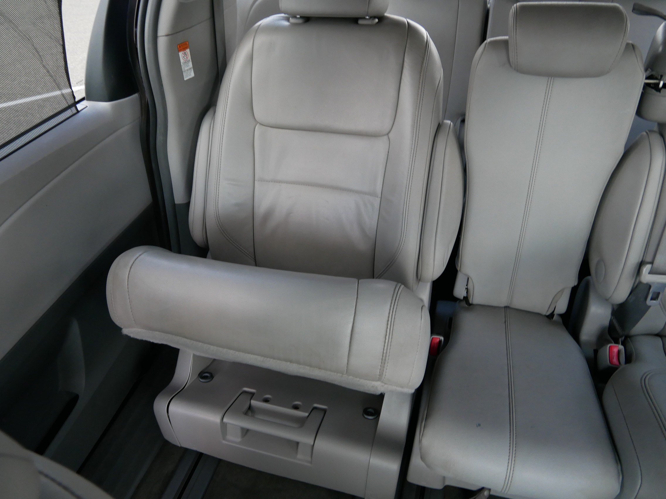 Used 2015 Toyota Sienna XLE w/ XLE Navigation Package FWD image 12