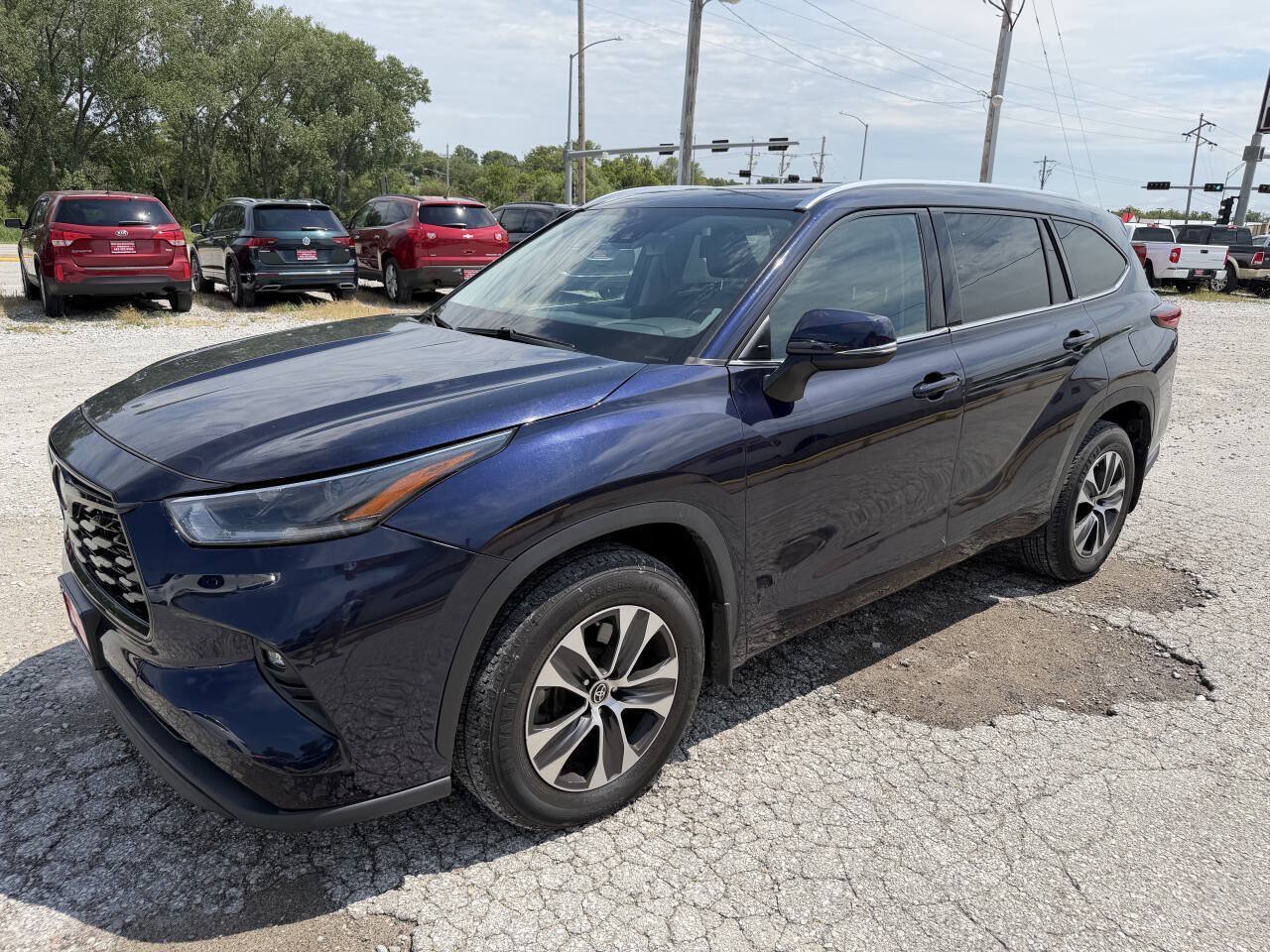 Used 2021 Toyota Highlander XLE AWD/4WD image 7
