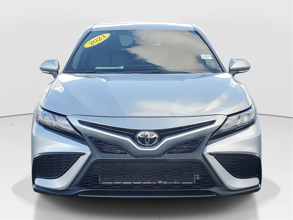 Used 2023 Toyota Camry SE image 2