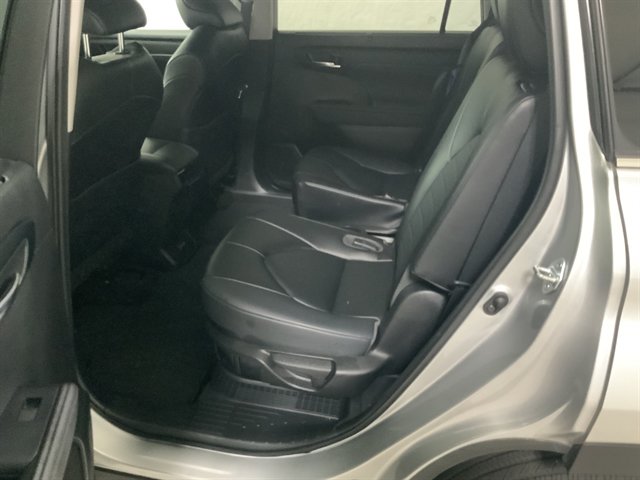 Used 2023 Toyota Highlander XLE AWD/4WD image 16