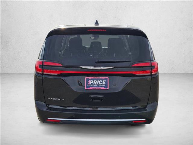 Used 2024 Chrysler Pacifica Touring-L image 7