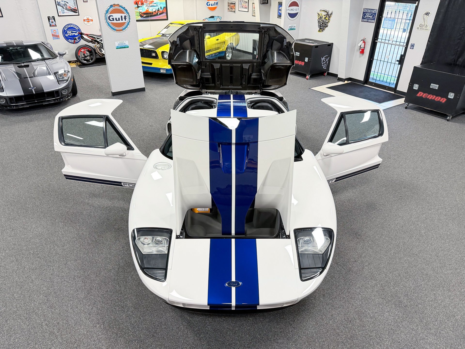 Used 2005 Ford GT RWD image 12