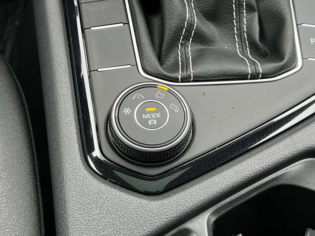 New 2025 Volkswagen Taos SE image 24