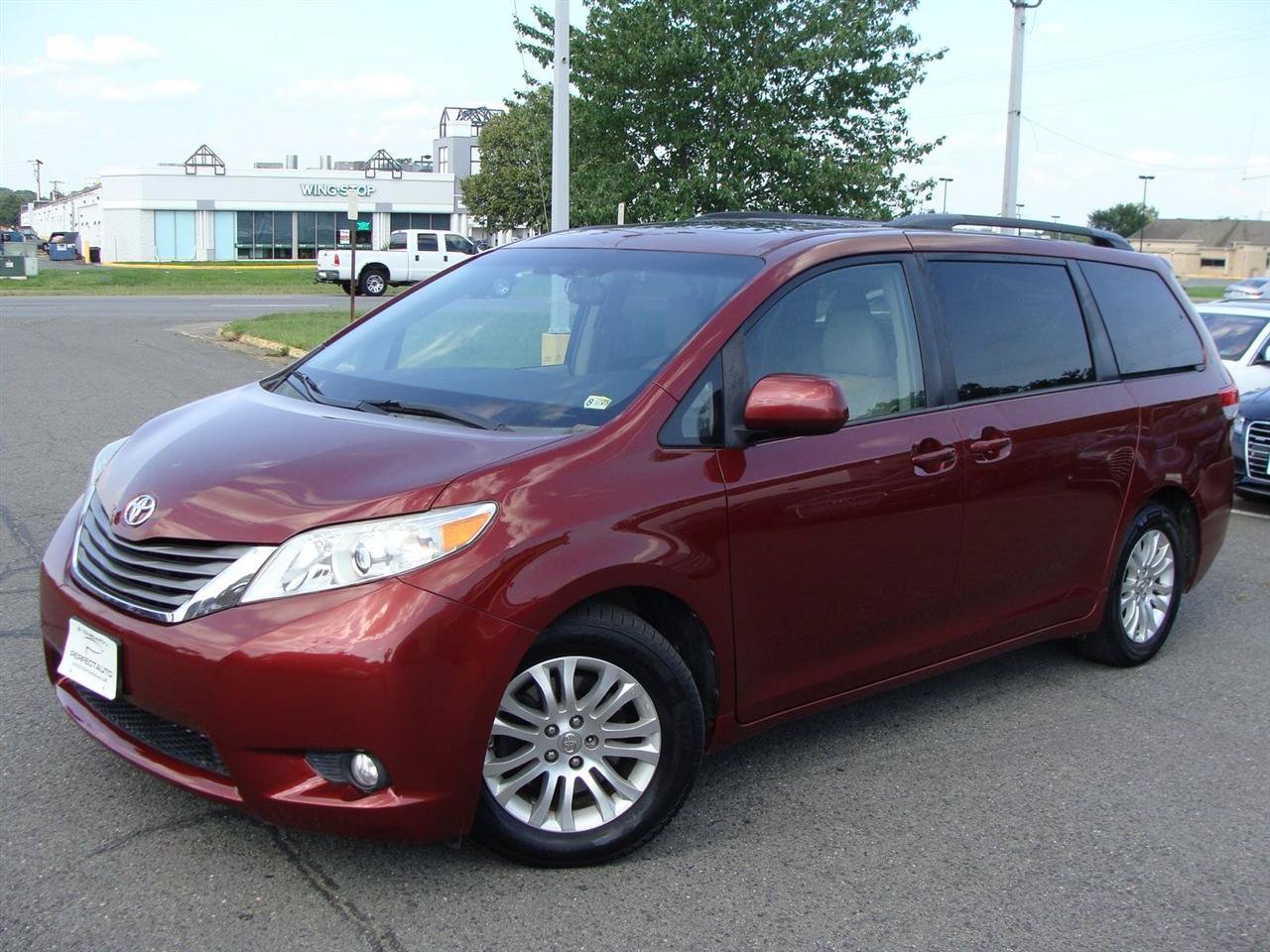 Used 2014 Toyota Sienna XLE FWD image 3