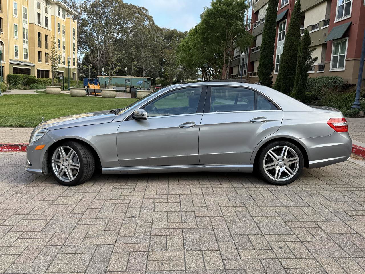 Used 2010 Mercedes-Benz E 550 Sedan image 4