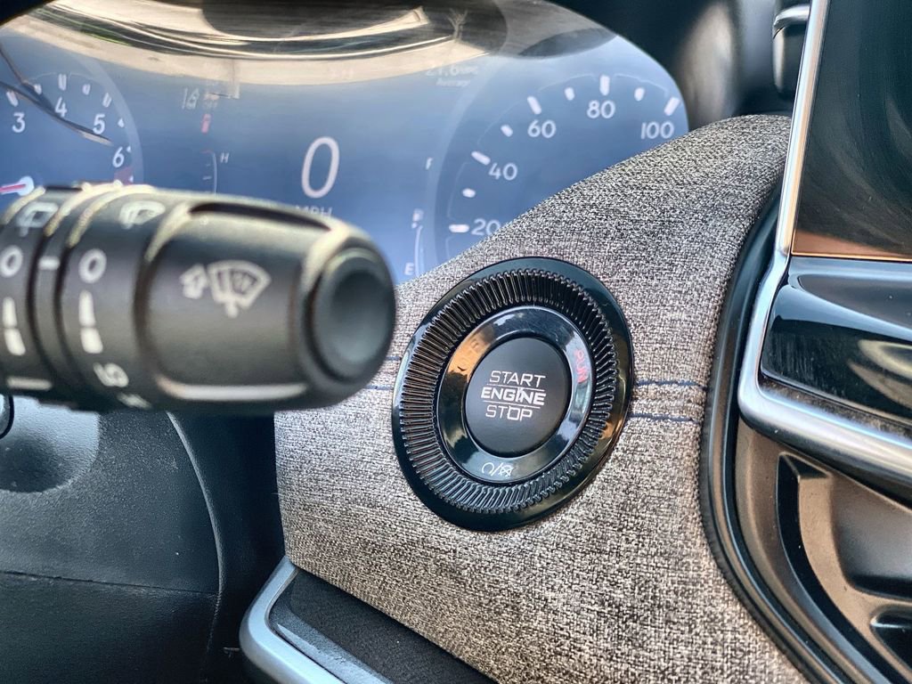 Used 2023 Jeep Compass Latitude image 16