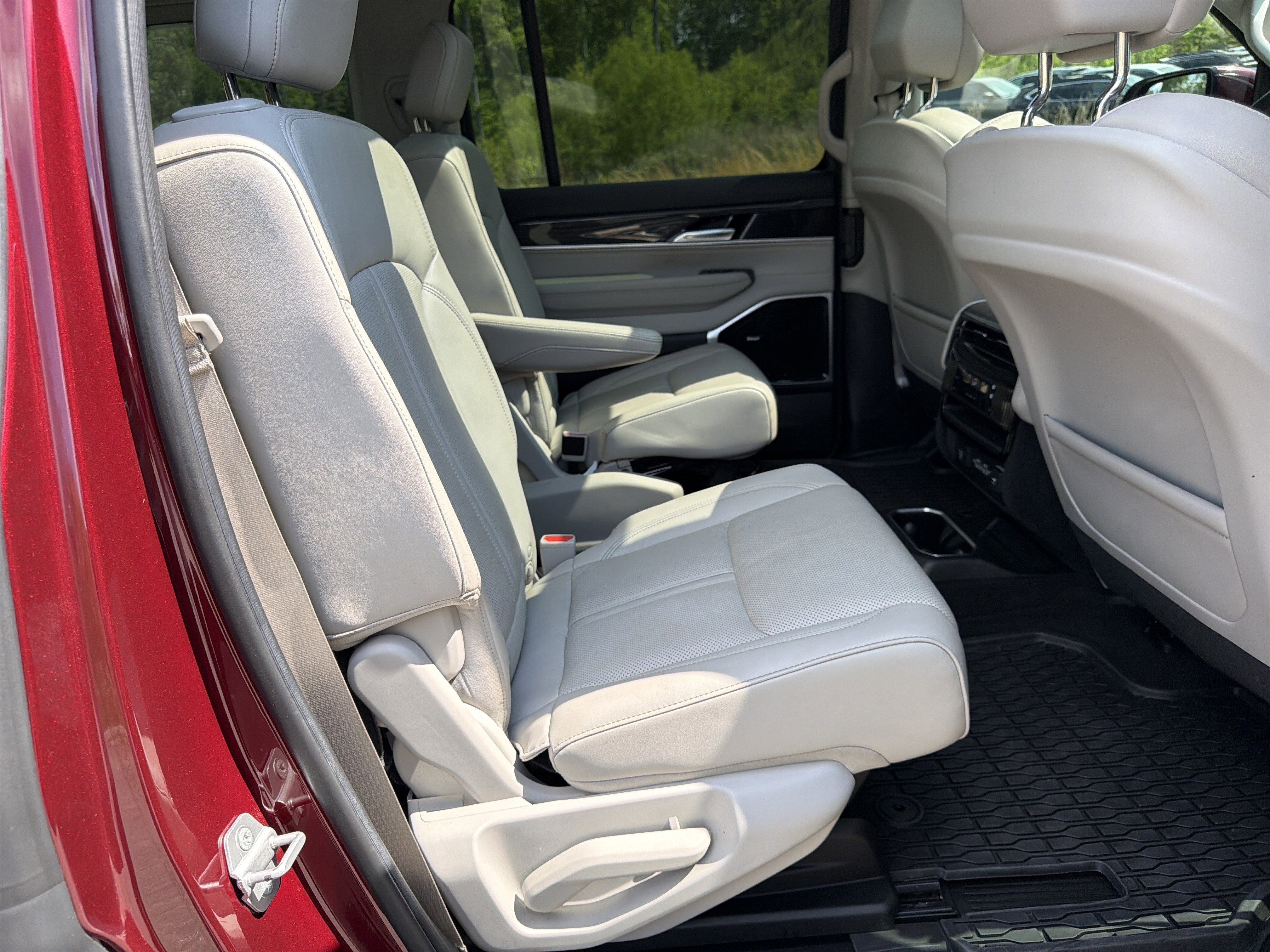 Used 2022 Jeep Wagoneer Series III w/ Premium Group I AWD/4WD image 15