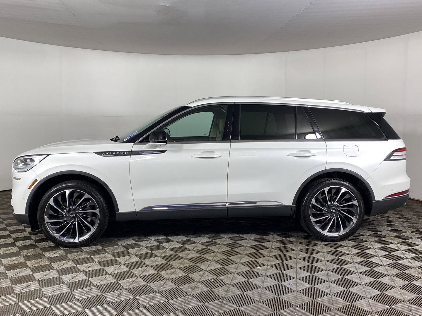 Used 2020 Lincoln Aviator Reserve w/ Equipment Group 202A AWD/4WD image 3