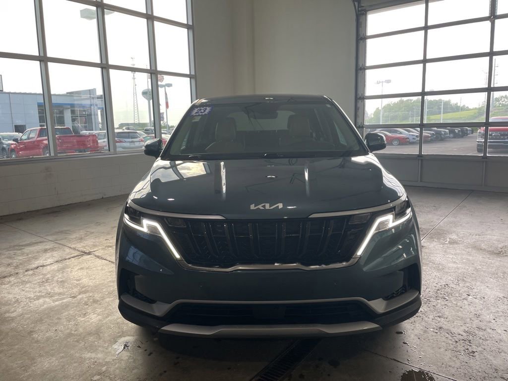 Used 2023 Kia Carnival EX FWD image 2
