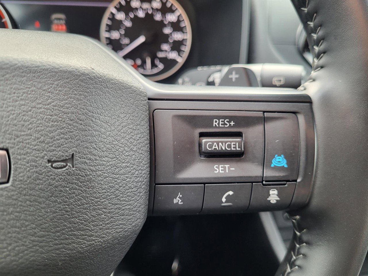 Used 2025 Nissan Rogue SV image 22