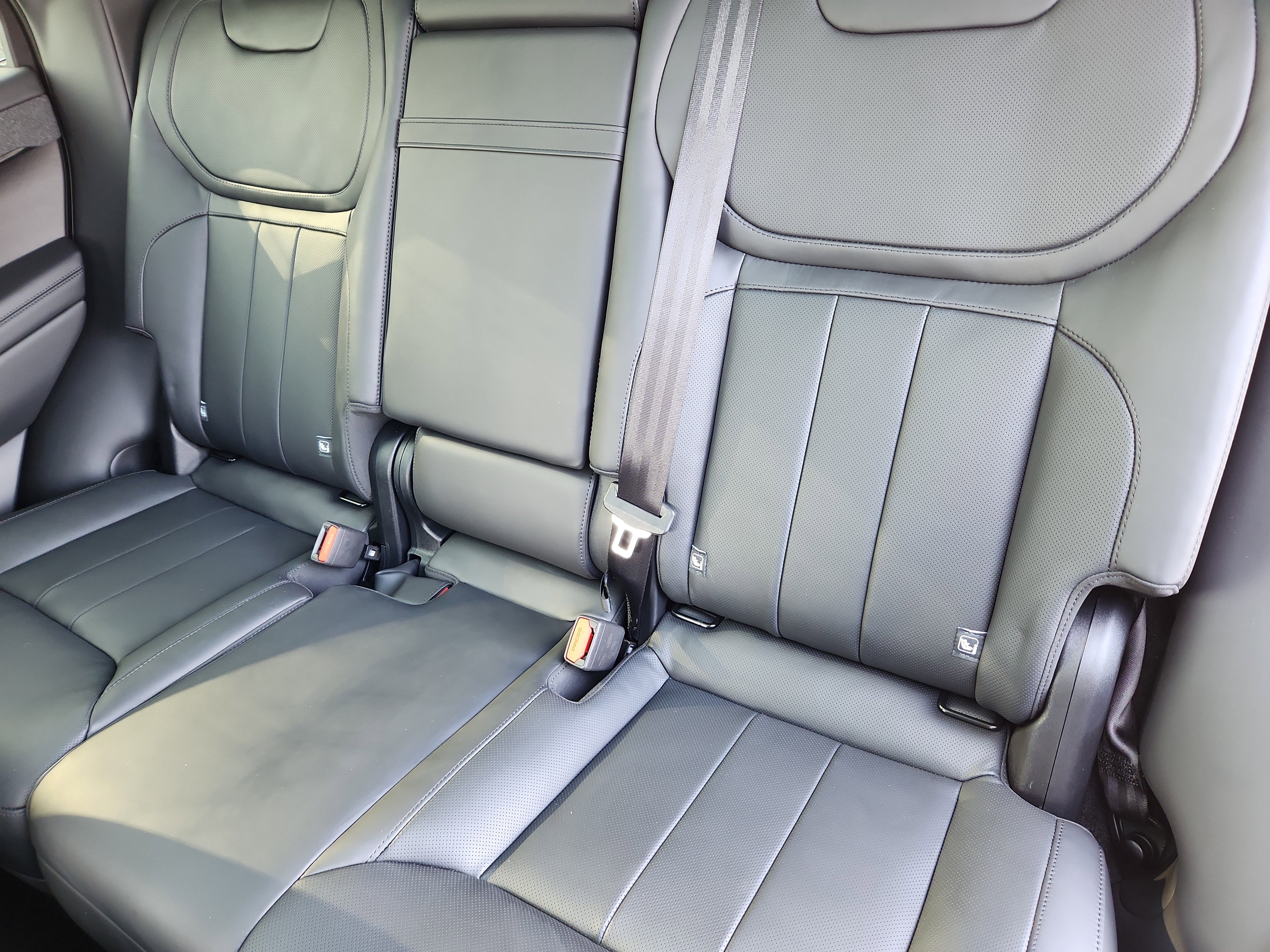 Used 2025 Land Rover Range Rover Sport SE image 26