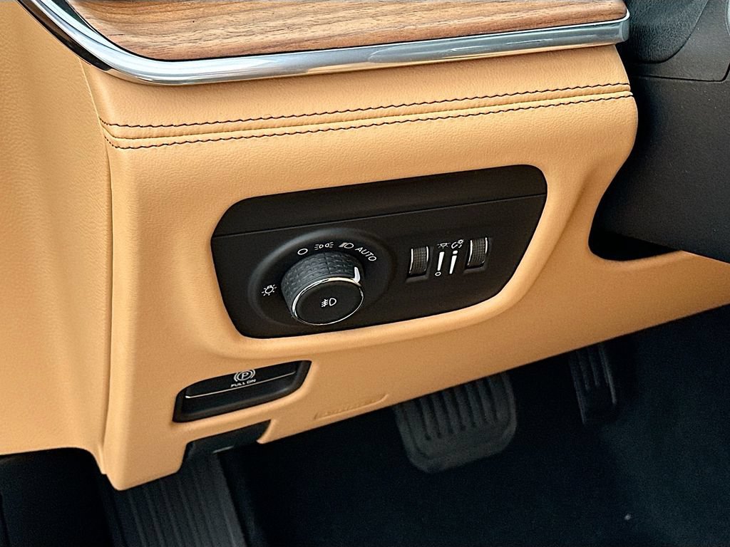 New 2026 Jeep Grand Cherokee Summit AWD/4WD image 13