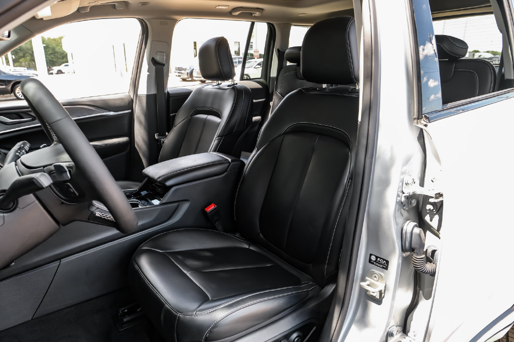 Used 2023 Jeep Grand Cherokee Limited w/ Black Appearance Package AWD/4WD image 8