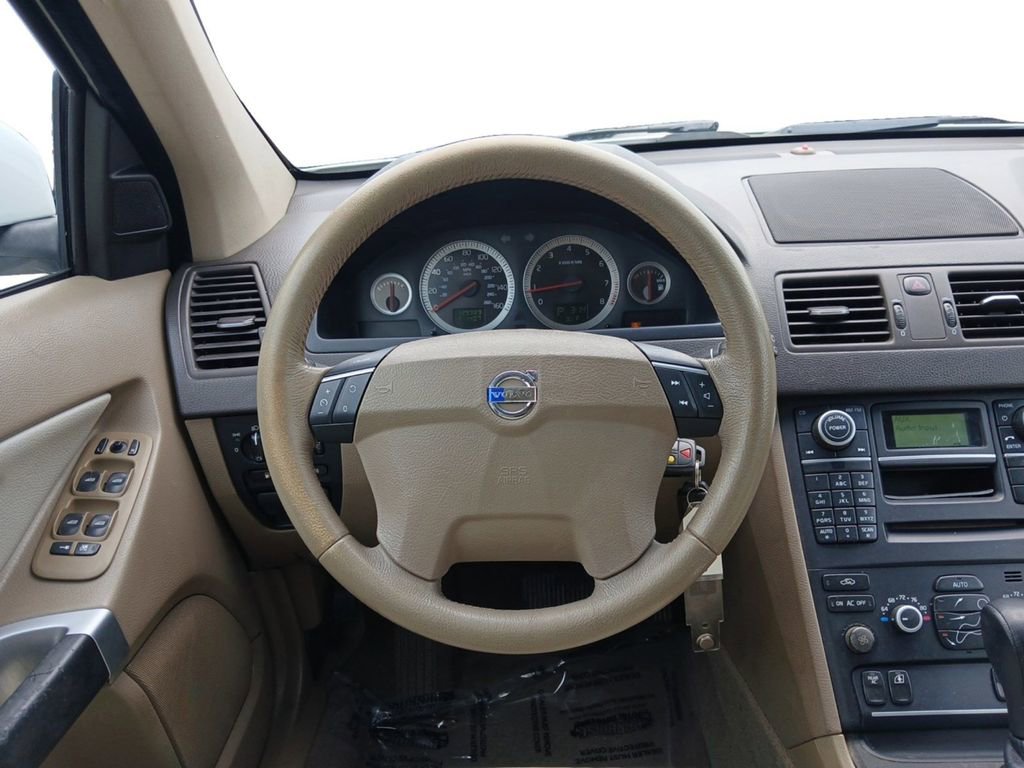 Used 2018 Volvo XC90 T5 Momentum w/ Convenience Package FWD image 12