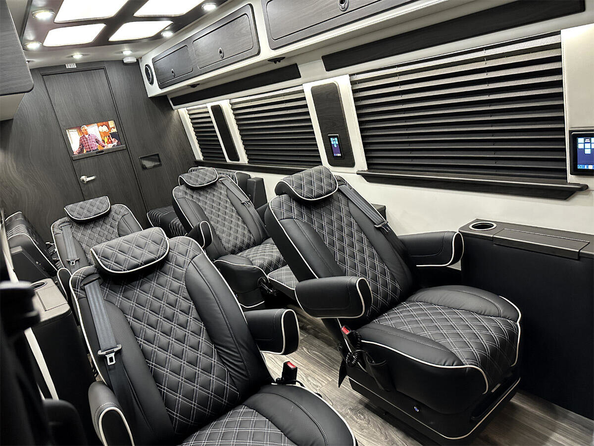 Used 2024 Mercedes-Benz Sprinter 3500 image 2