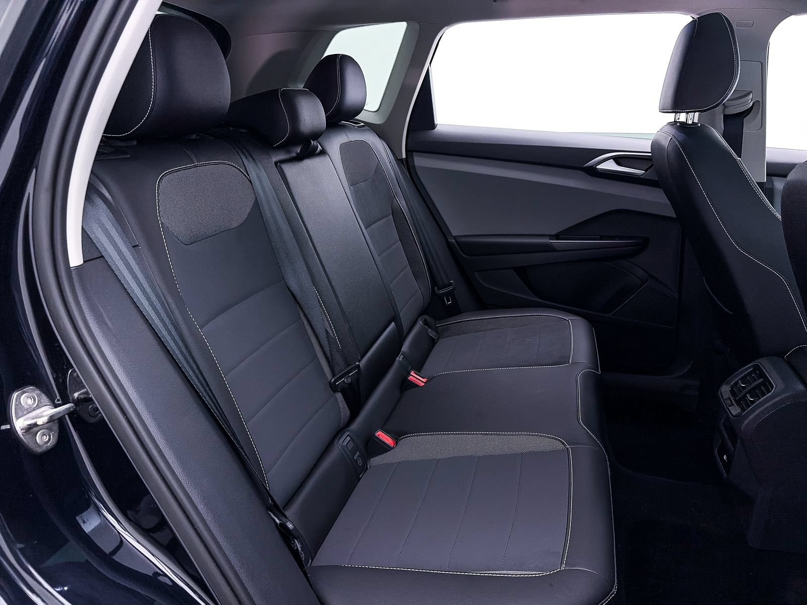 Used 2023 Volkswagen Taos SE w/ Panoramic Sunroof Package FWD image 34