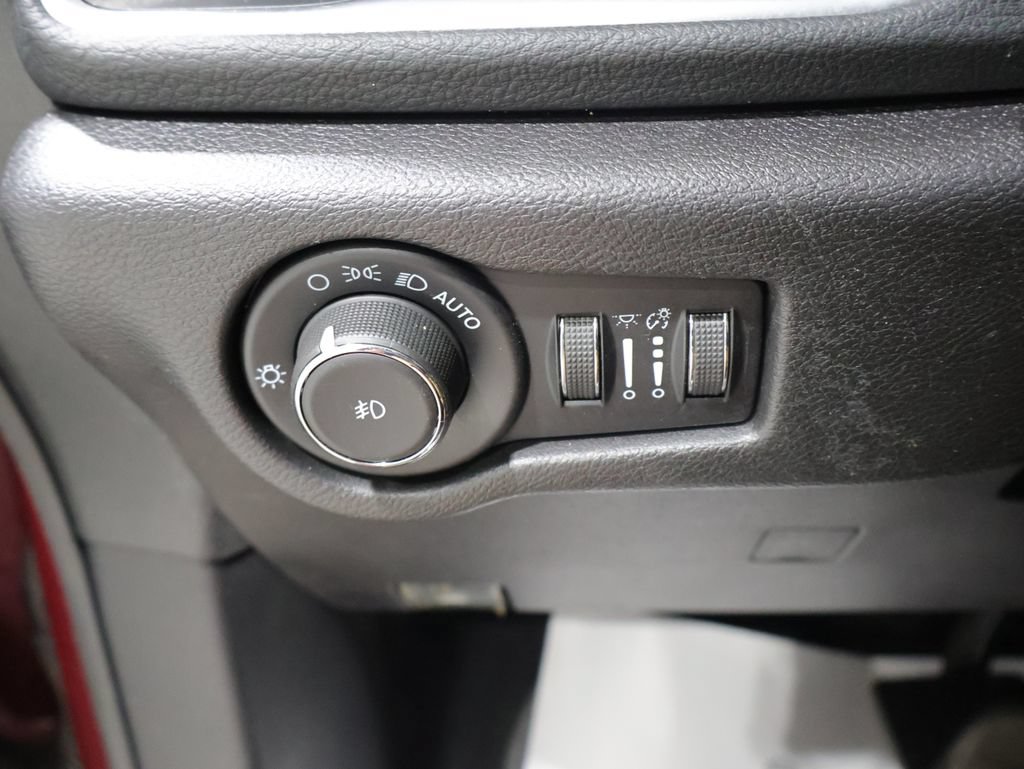 Used 2021 Chrysler Pacifica Limited w/ Uconnect Theater Family Group FWD image 28