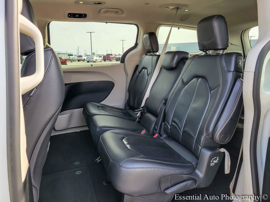Used 2019 Chrysler Pacifica Touring-L w/ Advanced Safetytec Group image 10