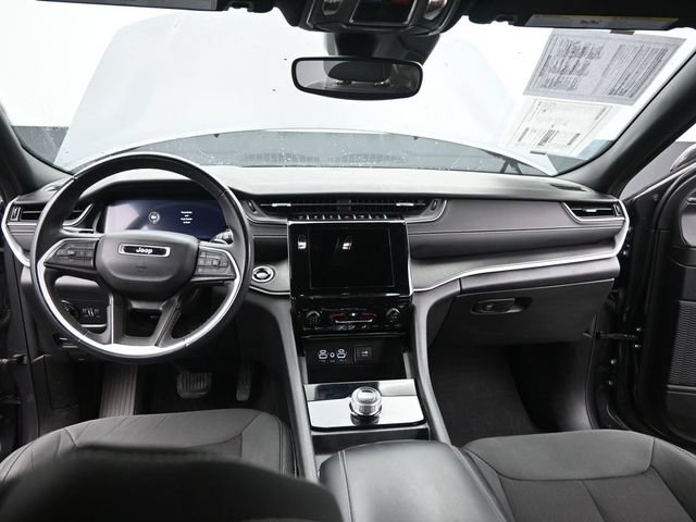 Used 2024 Jeep Grand Cherokee Laredo AWD/4WD image 23