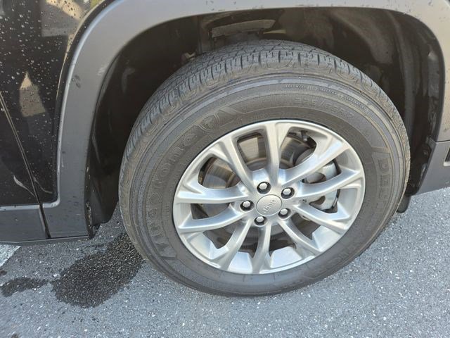 Used 2020 Jeep Cherokee Latitude Plus w/ Comfort/Convenience Group AWD/4WD image 27