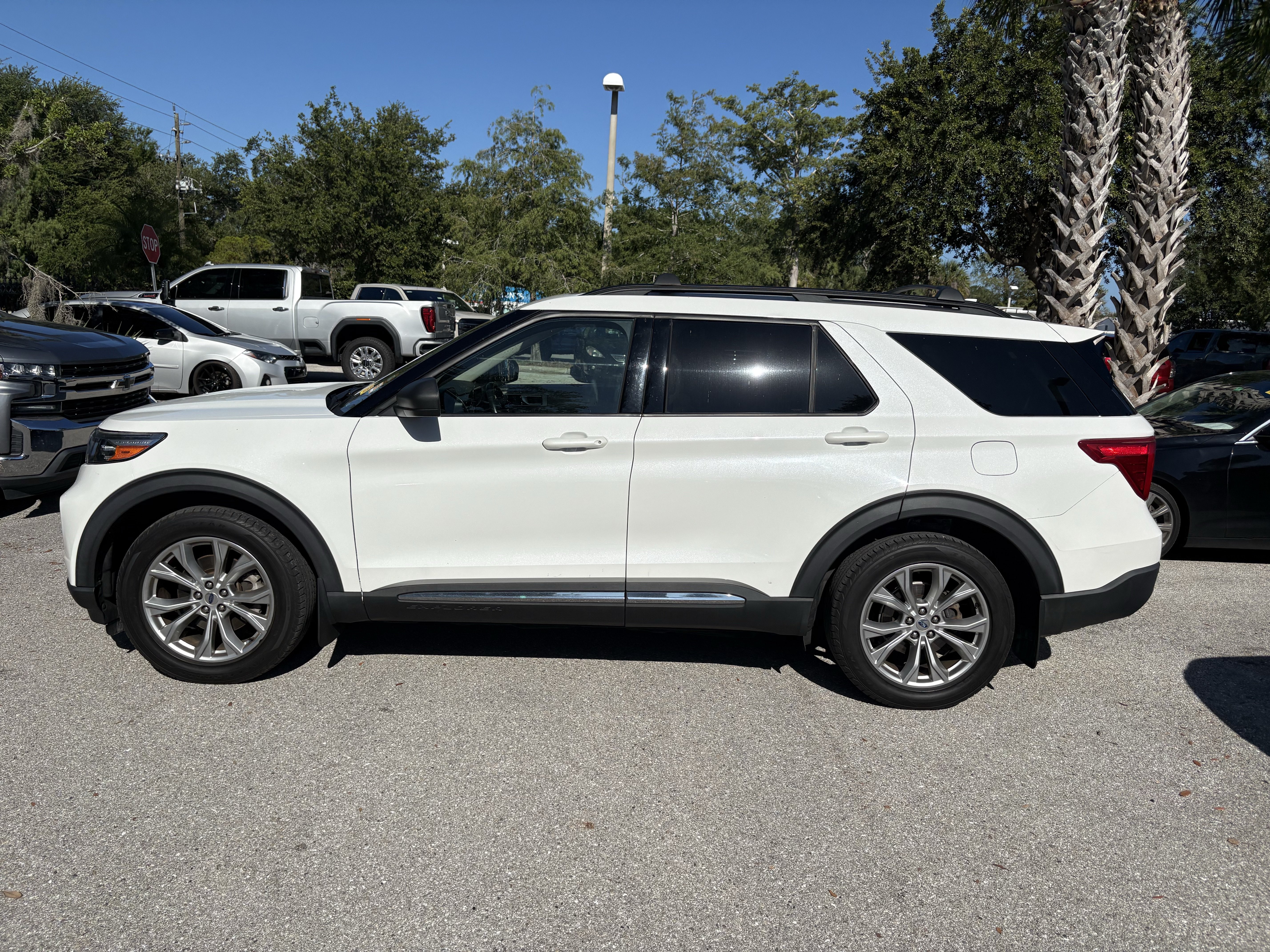 Used 2020 Ford Explorer XLT w/ Equipment Group 202A AWD/4WD image 4