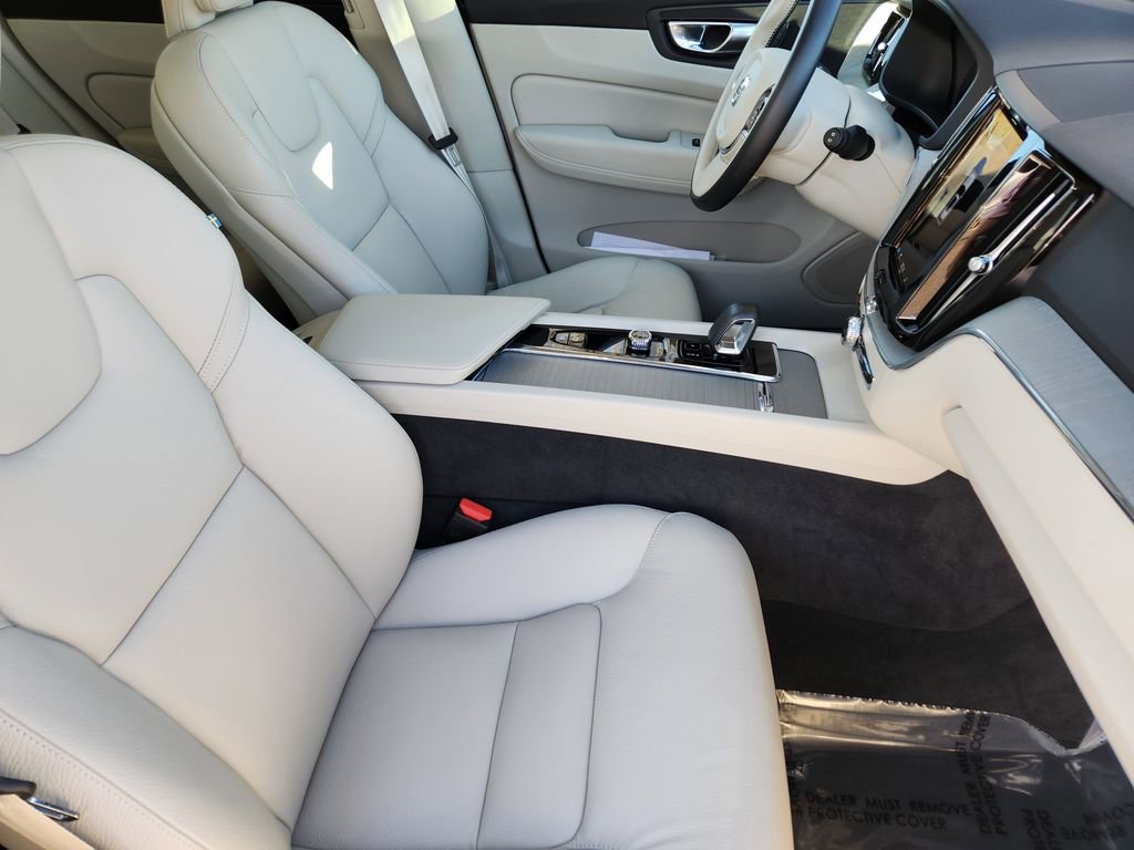 Used 2024 Volvo XC60 T8 Plus w/ Protection Package Premier image 4