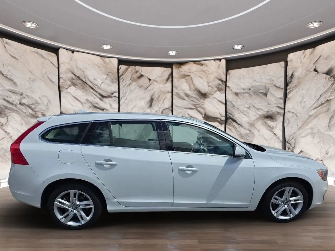 Used 2015 Volvo V60 T5 Premier w/ Convenience Package image 7