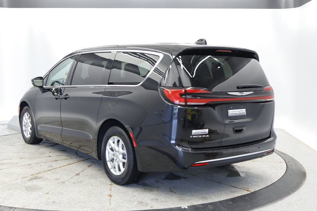 Used 2023 Chrysler Pacifica Touring-L FWD image 3