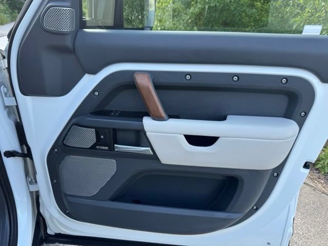 Certified 2024 Land Rover Defender 130 X-Dynamic SE AWD/4WD image 21