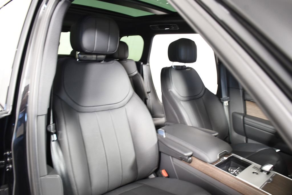 Certified 2025 Land Rover Range Rover SE image 19