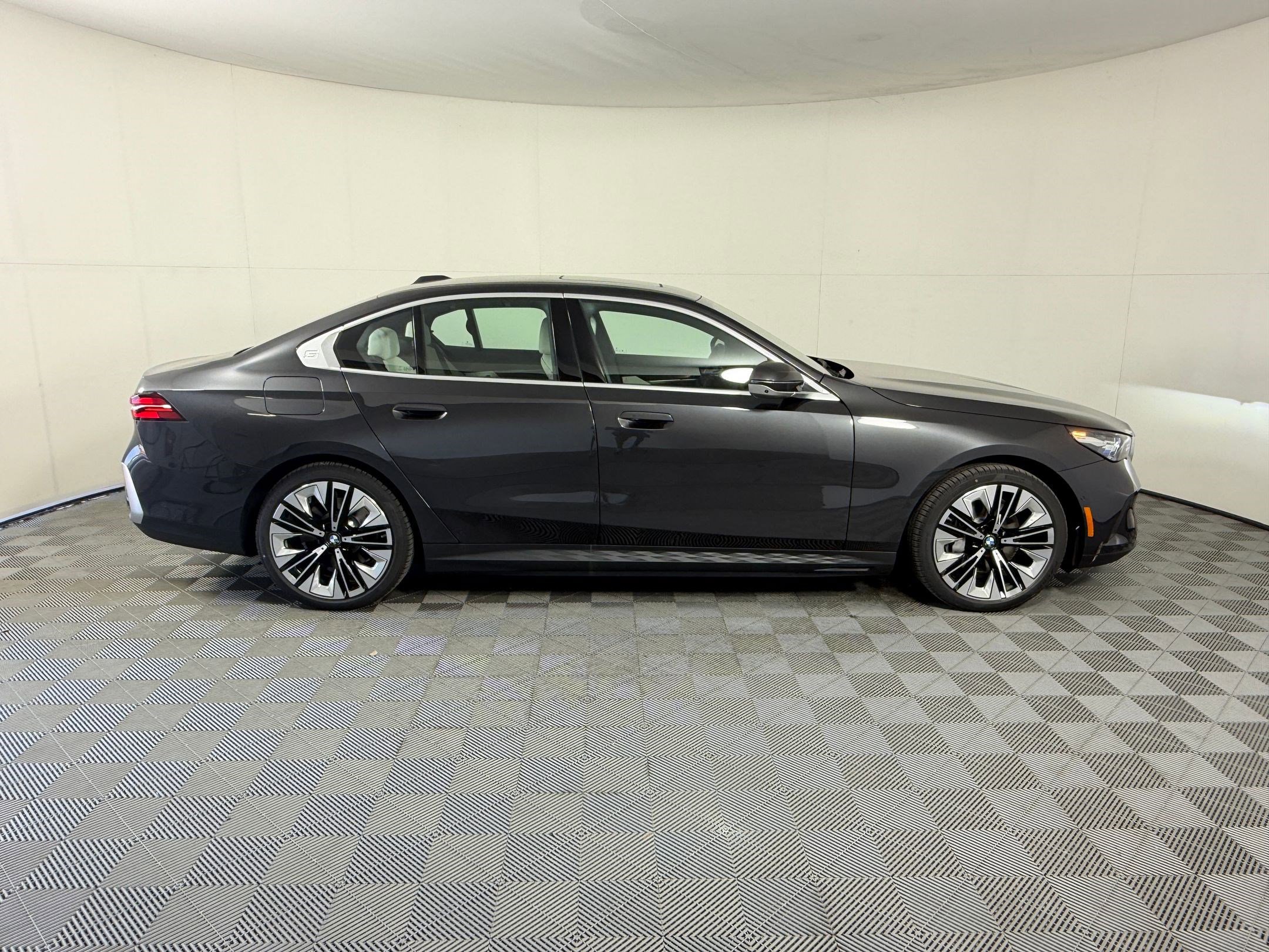 New 2026 BMW i5 eDrive40 RWD image 8